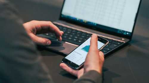 Illustrasjon av Varsler tilsyn mot norske mobilselskaper