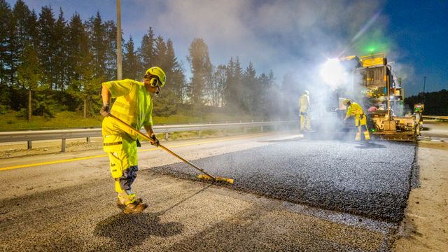 Nattmenneskene: Her legger de 1000 tonn asfalt i løpet av natta