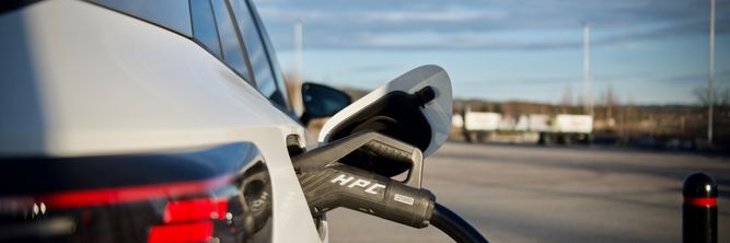 Illustrasjon av Hurtiglade-selskapene måtte dras etter håret – og stritter fortsatt imot