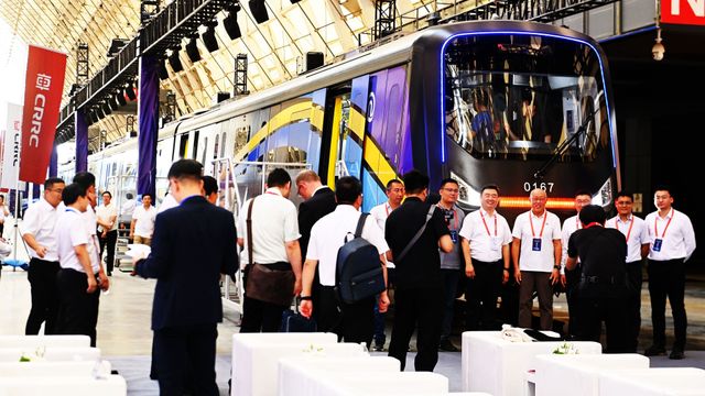 Verdens første tog laget av karbonfiber er klart