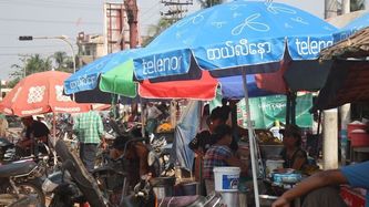 Illustrasjon av Anmelder Telenor for å ha bidratt til Myanmar-overvåking