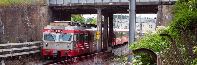 Illustrasjon av Slår alarm om bru over jernbanen – frykter at betong kan falle ned