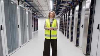 Illustrasjon av Gammeldags industri knuser datasentre