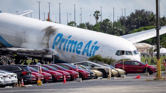 Illustrasjon av Amazon setter flysamarbeid på pause etter ulykke