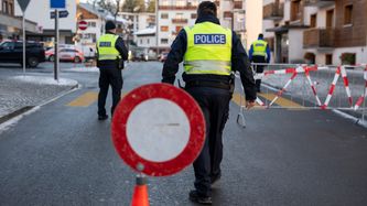 Illustrasjon av – Folk løp gjennom flammene