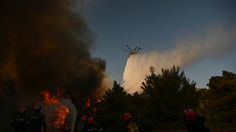 Illustrasjon av To brann­helikoptere har kollidert