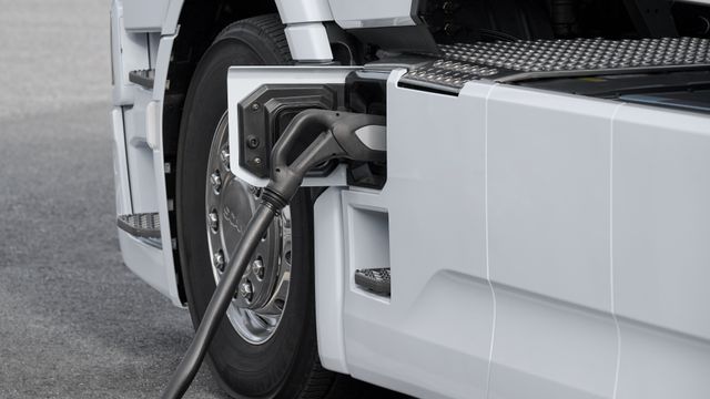Scania vil ha fart på elektrifiseringen: Skal installere 40.000 ladepunkter for tyngre kjøretøy 
