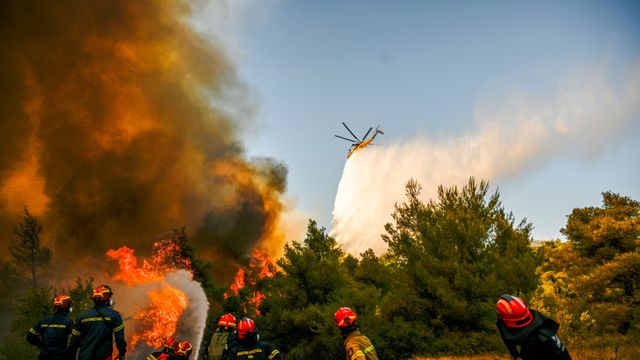 Skogbrannene i Hellas: To brannhelikoptere har kollidert