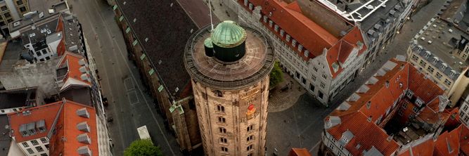 Illustrasjon av I januar forsvinner kuppelen på det berømte tårnet