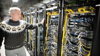 Illustrasjon av – Stiller fullstendig med nisselua i hånda