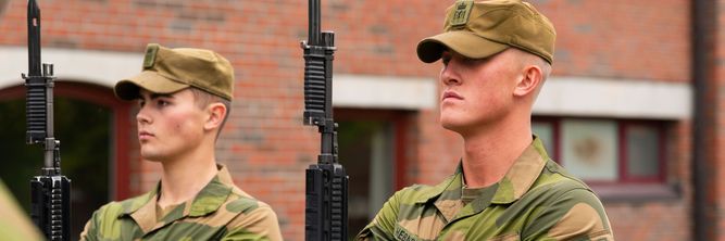 Illustrasjon av Ferske soldater i hardtrening til kongens gravferd: – Det blir tøft