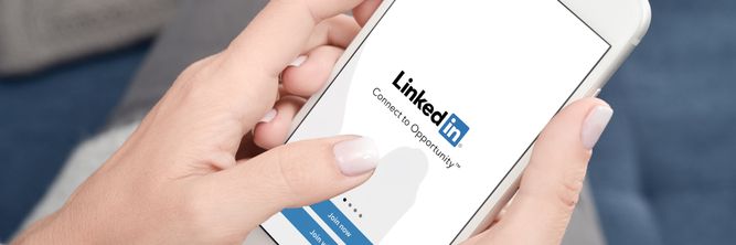Illustrasjon av Bare halvparten av innlegg på Linkedin er helt menneskeskapte
