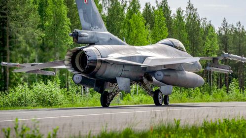 Illustrasjon av Nå vil «alle» lande kampfly på nordiske landeveier