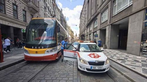 Illustrasjon av Transportkaos da Tsjekkia ble rammet av stort strømbrudd