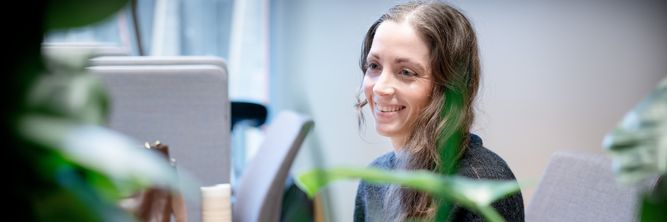 Illustrasjon av Mener åpne kontorlandskap er tilpasset utadvendte
