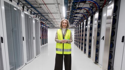 Illustrasjon av Gammeldags industri knuser datasentre