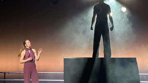 Illustrasjon av Aldri gjort det før – nå står Inga Strümke på scenen med KI-teater
