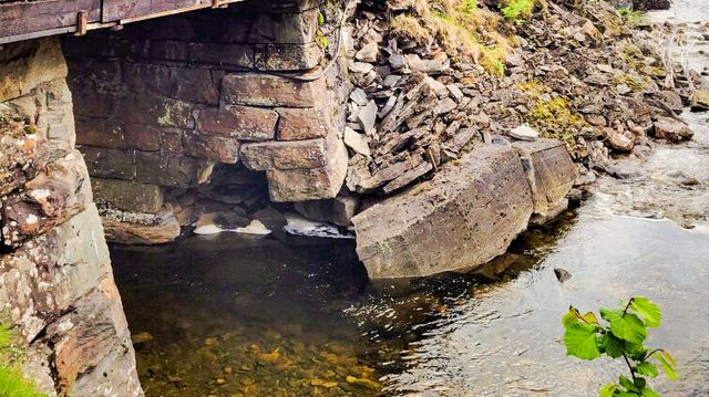 Bjarne var på rotur da han oppdaget store skader på jernbanebrua: – Har nok vært sånn i seks måneder