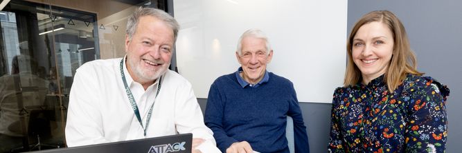 Illustrasjon av Vi spår at de humanoide robotene overtar og at T-Rex blir gjenskapt