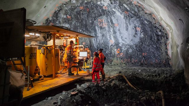 Overdekningen har tidvis vært minimal og vanninnsiget stort – likevel ligger Høviktunnelen foran planen