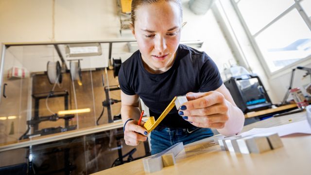 Her får ingeniør-studentene teste teori i praksis