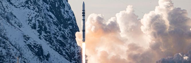 Illustrasjon av Satellittene Tom og Jerry skal til verdensrommet fra Andøya