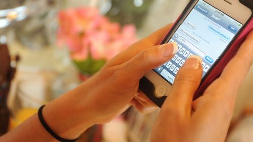 Illustrasjon av Smart neglelakk gjør det mulig å bruke smarttelefon med lange negler