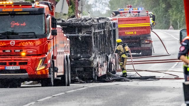 Bussen brant helt ned – slik går de frem for å finne årsaken
