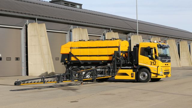 Tester om helelektrisk sprøytebil kan fungere på Oslo lufthavn