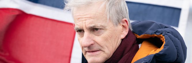 Illustrasjon av Norge står alene ved frontlinjen i en handelskrig mot USA