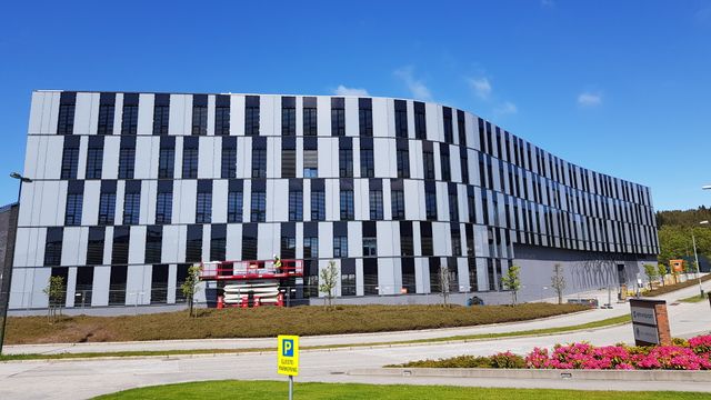 Ser liten grunn til å velge noe annet enn fasader med solceller