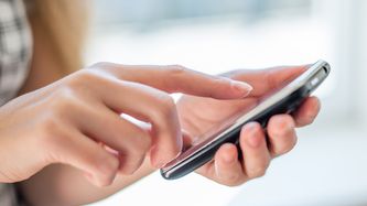 Illustrasjon av Telia med mobilpant hjemmefra
