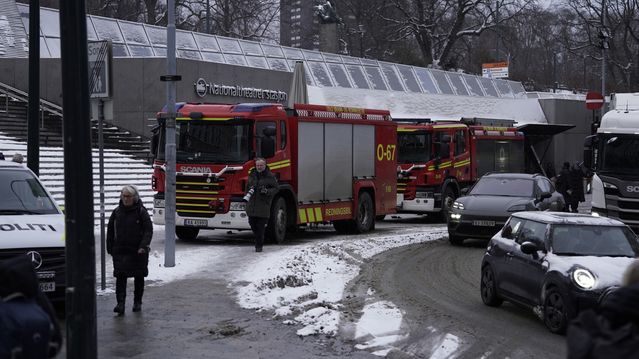 Røykutvikling på Nationaltheatret stasjon – evakuering pågår
