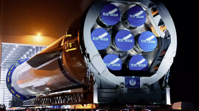 Bezos kjemper mot Musk: 100 meters rakett skal sende opp satellittsvermer og folk