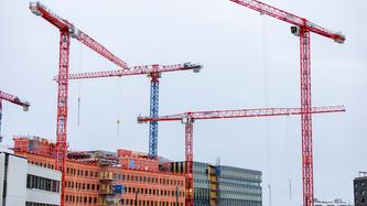 Illustrasjon av Boligboomen drøyer – regjeringen kutter forventningene