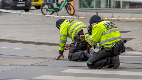 Undersøker trikkesporene