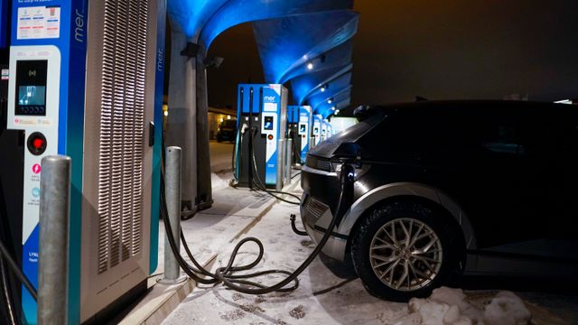 Elbilister lader stadig oftere om natten