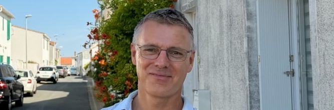 Illustrasjon av Kjetil Lund bruker Claude til å gå på vannet