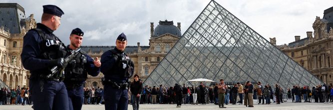 Illustrasjon av Passordet skal ha vært «Louvre»