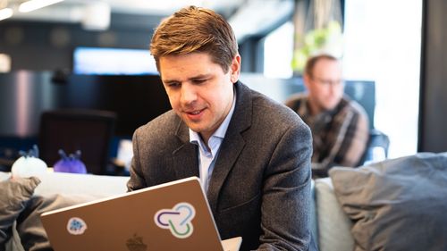 Illustrasjon av Staten gjør det nesten umulig for små IT-selskaper å slippe til