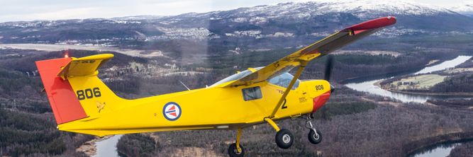 Illustrasjon av Luftforsvarets «lille gule moped» skal skiftes ut: – Nå har vi hatt dem i 45 år