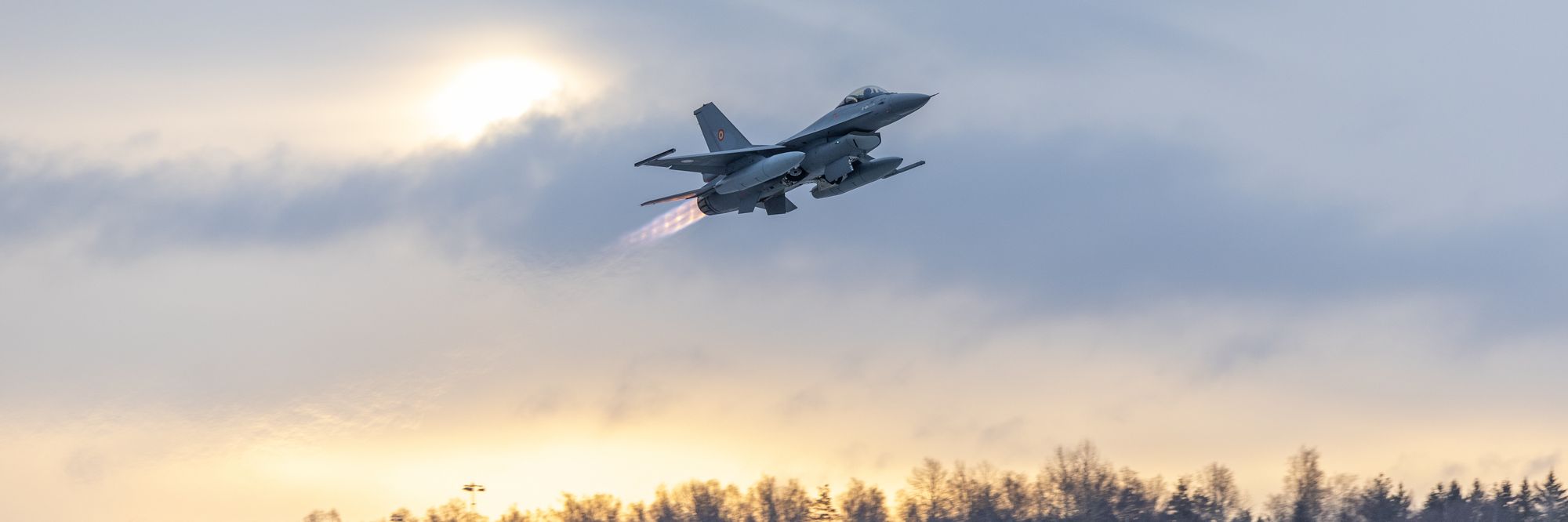 Her forlater F-16-flyene Norge – nå i rumenske farger