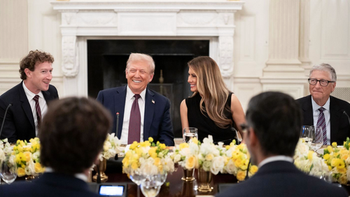 Illustrasjon av Mens Trump krevde å overta Grønland, åpnet Danmark telenettet sitt for amerikansk KI