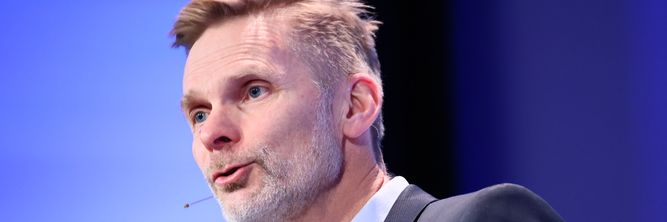 Illustrasjon av Kuler, krutt og konsulenter