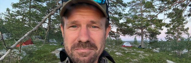 Illustrasjon av FFI-rådgiveren brukte KI for å fikse teltet til årets ferie