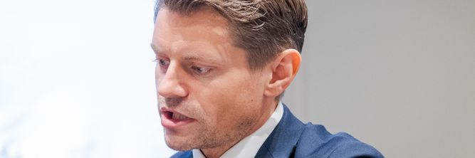 Illustrasjon av Frølich: – Regjeringen har nå brukt et halvt år på å vingle