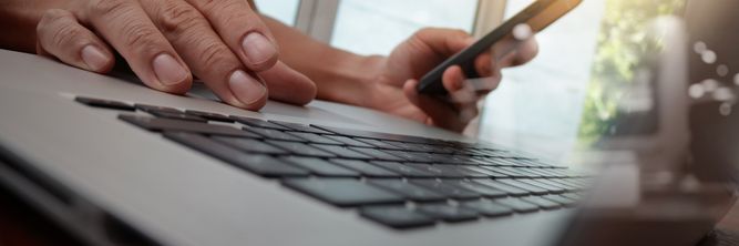 Illustrasjon av – En perfekt illustrasjon på katt-og-mus-leken