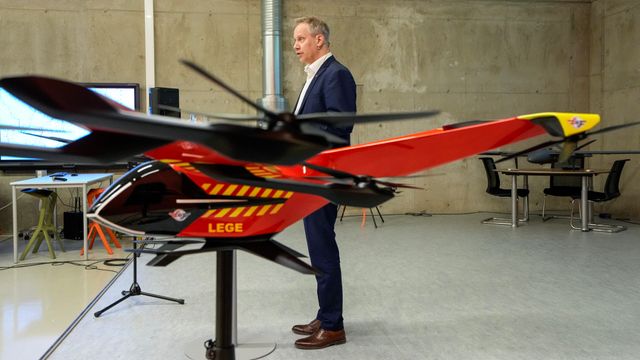 Flere bør bli dronelærling, mener samferdselsministeren