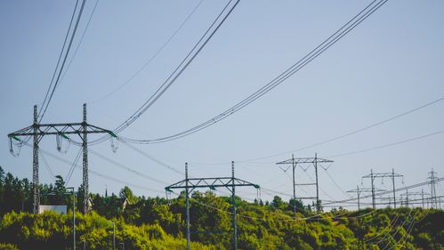 Illustrasjon av Slik påvirkes kraftlinjene av sommervarmen