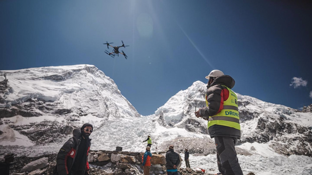 Nå skal droner frakte utstyr opp på Mount Everest – og søppel ned